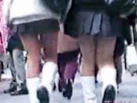 【エッチ動画】 【アダルト動画】【風チラ隠撮動画】春風舞う季節にミニスカ制服のスカートが捲れ上がる女子校生たちをパンチラ街撮りｗｗ