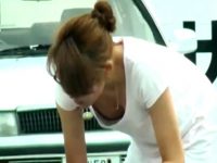 【エロ動画】 【アダルト動画】《 隠撮ムービー 》車の洗車に夢中な眼鏡かけた若奥様が胸チラしまくりで美人な乳が見えまくり。。。