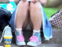 【可憐】 【アダルト動画】《 隠し撮りムービー 》公園で地べたに座ってる可憐幼女のモロパン隠し撮り！丸見えの純白下着を観察したった♪♪♪