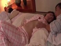 【無料エロ動画】 【アダルト動画】パジャマから見えた娘の貧乳に発情し川の字で寝ている妻にバレないように近親相姦