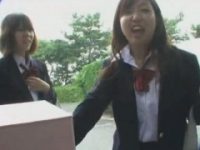 【エロ動画】 【アダルト動画】《企画》「箱に入ったもの当てて下さい」で不審がる２人の女子校生が触ったものは生ティンコ☆☆☆