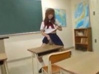 【無料エロ動画】 【アダルト動画】無人の教室で机の角に観音様をこすりつけ気持ちよくなるGAL女子校生