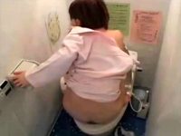 【エロ動画】 【アダルト動画】【ナースオナニー盗撮動画】病院の女子トイレで和式トイレに跨って自慰行為する新人ナースを隠しカメラ撮りｗｗ
